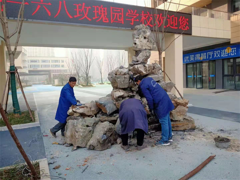 太湖石假山施工中.jpg